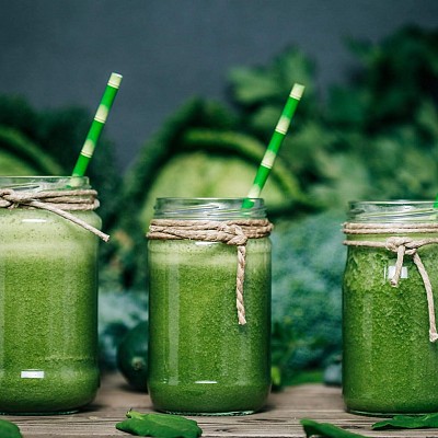 GREEN DETOXIFYING SMOOTHIE TO KICK THE YEAR OFF RIGHT